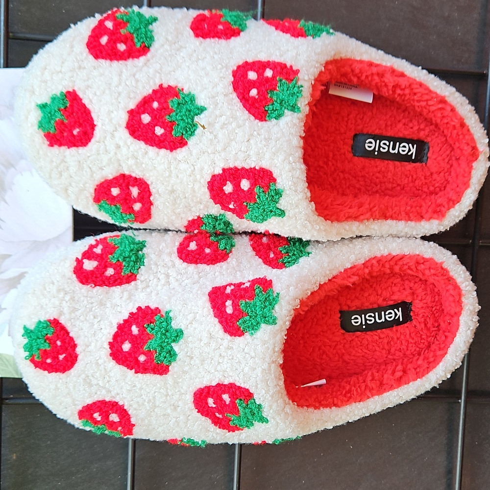NEW WITH TAGS Kensie Size 6/7 Ivory Red Strawberries Fuzzy Memory Foam Slippers - Picture 8 of 17